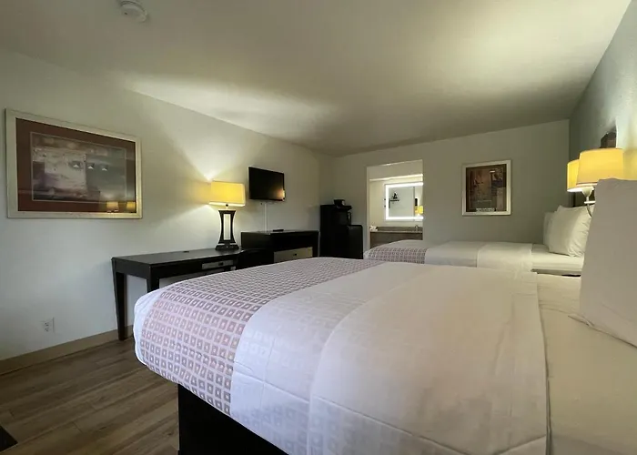 Tricove Inn & Suites